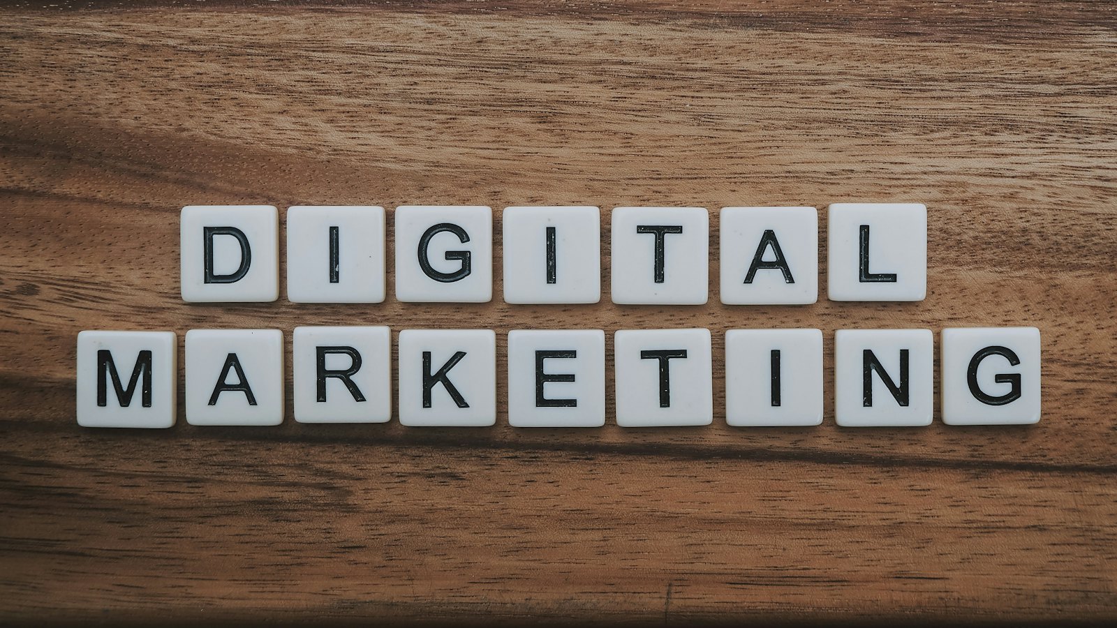 Các ô chữ xếp thành dòng Digital Marketing trên mặt gỗ